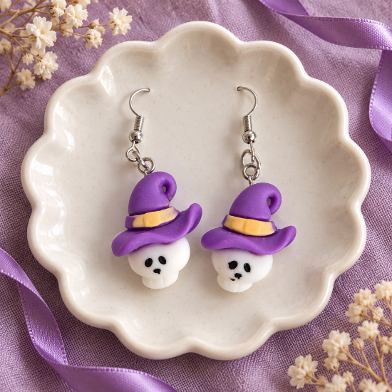 Imagem de Brinco Kawaii Fantasminha com Chapéu de Bruxa Roxo – Bijuteria Feminina Halloween Geek