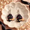 Imagem de Brinco Kawaii Ursinho Preto com Vassoura – Bijuteria Feminina Fofa Halloween Geek