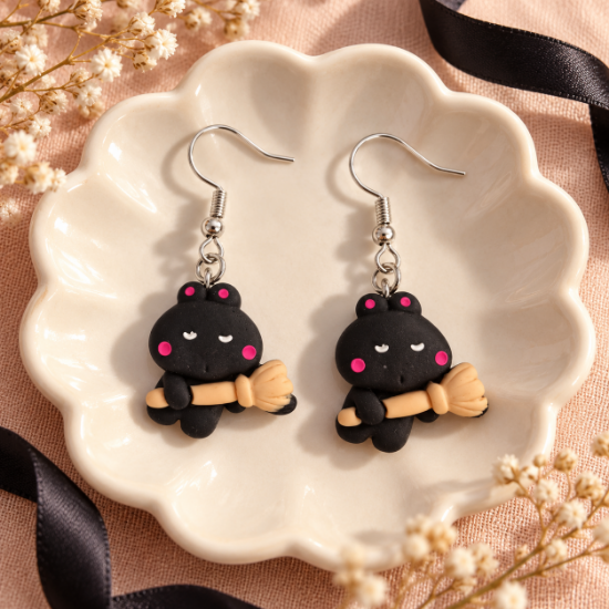 Imagem de Brinco Kawaii Ursinho Preto com Vassoura – Bijuteria Feminina Fofa Halloween Geek