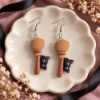 Imagem de Brinco Kawaii Gatinho Preto com Vassoura de Bruxa – Bijuteria Feminina Halloween Geek Fofo