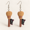 Imagem de Brinco Kawaii Gatinho Preto com Vassoura de Bruxa – Bijuteria Feminina Halloween Geek Fofo