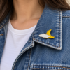 Imagem de Pin Broche Kawaii Lua Crescente Amarela com Nuvem Branca – Acessório Delicado para Jaqueta, Mochila e Bolsa